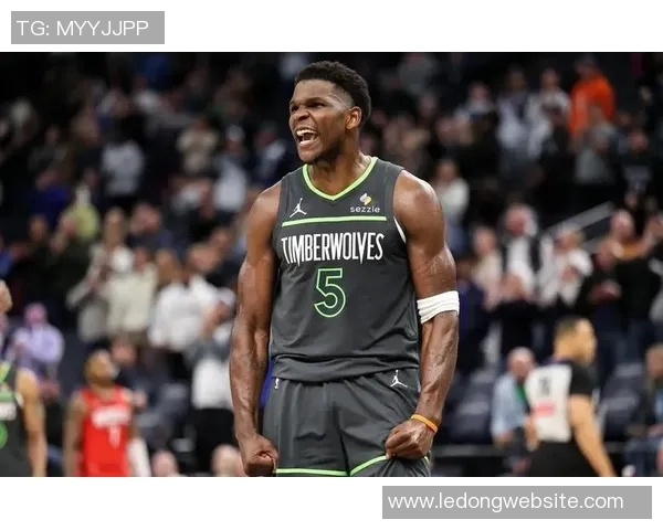 爱德华兹首节表现抢眼9投4中三分球命中率待提升